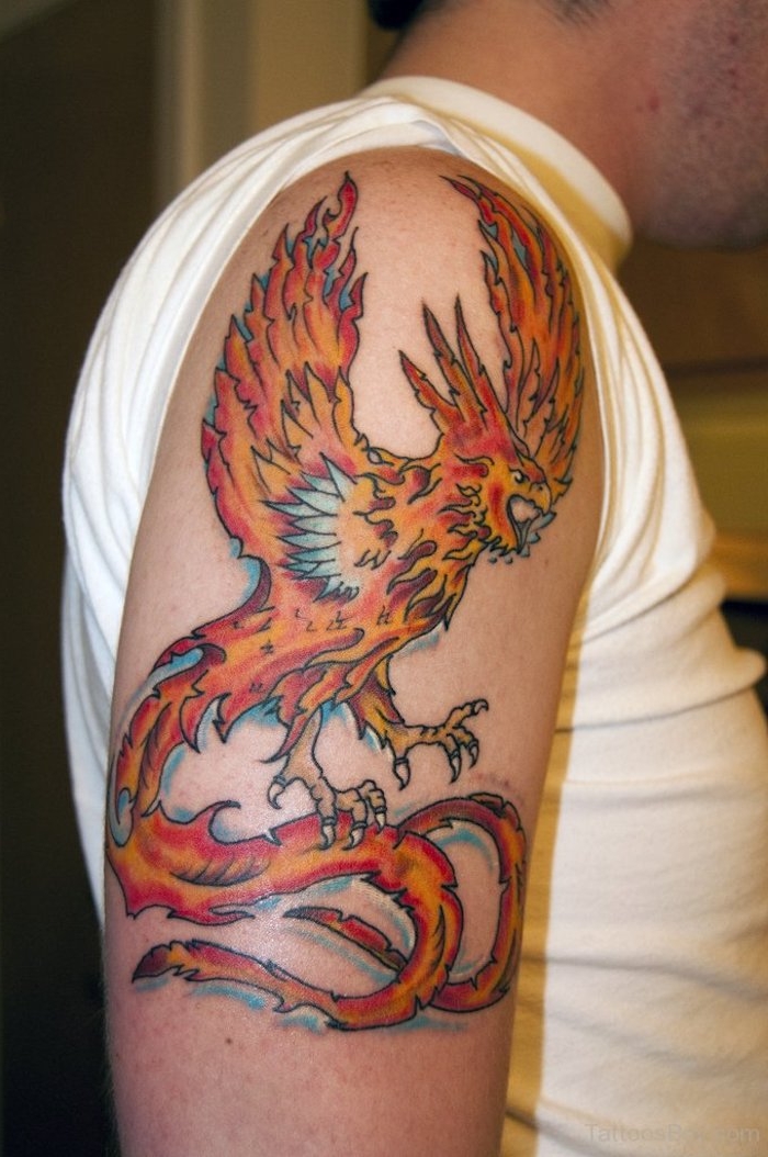 ein großer oranger brennender phönix mit zwei flügeln mit . orangen, gelben und roten federn - phönix tattoo bedeutung
