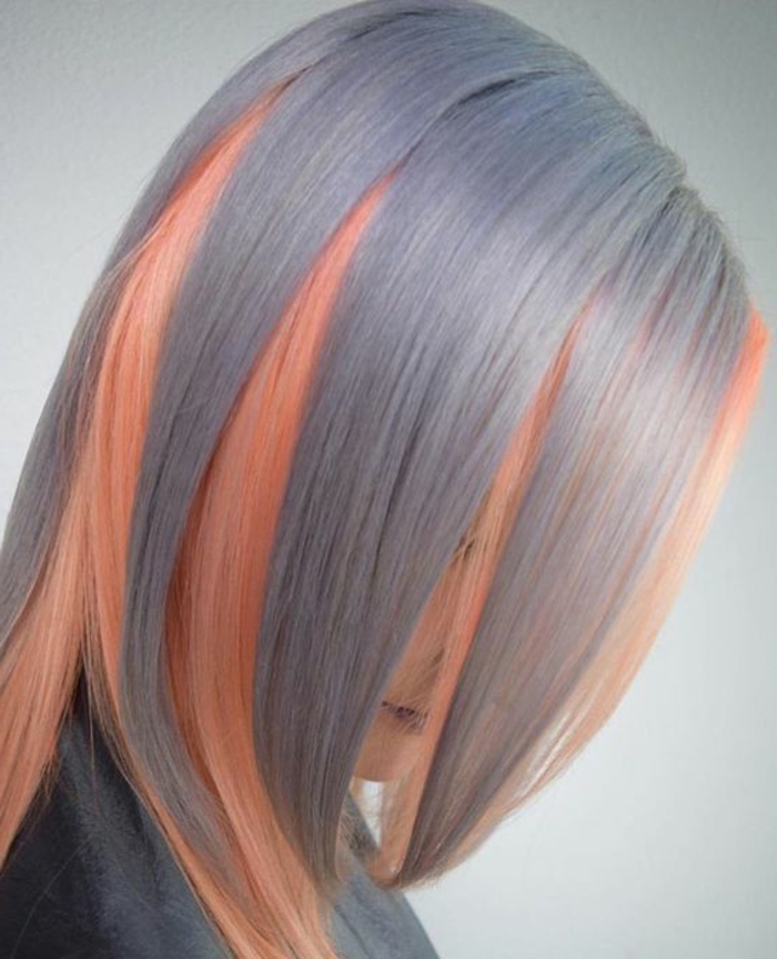 Pfirsich-Haare in Kombination mit dicken grauen Strähnen, Haare grau färben, helle Haare mit Pfirsich-Schattierung