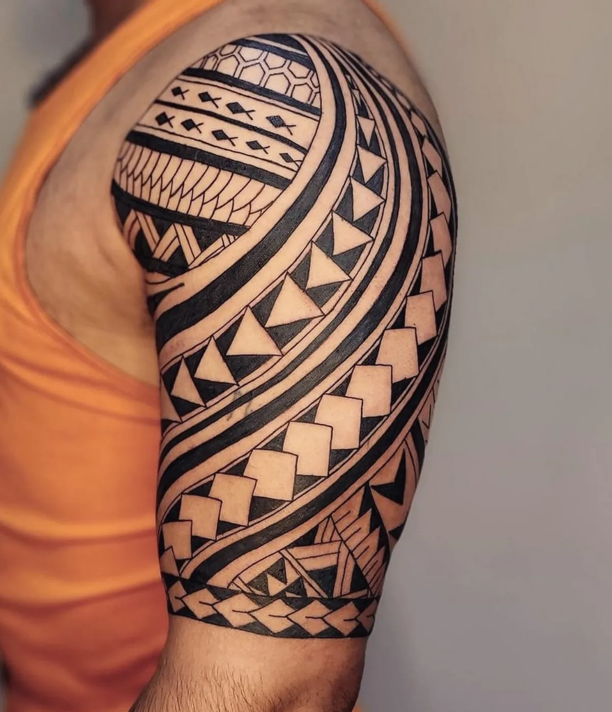 polynesisches tattoo motiv am schulter und oberarm