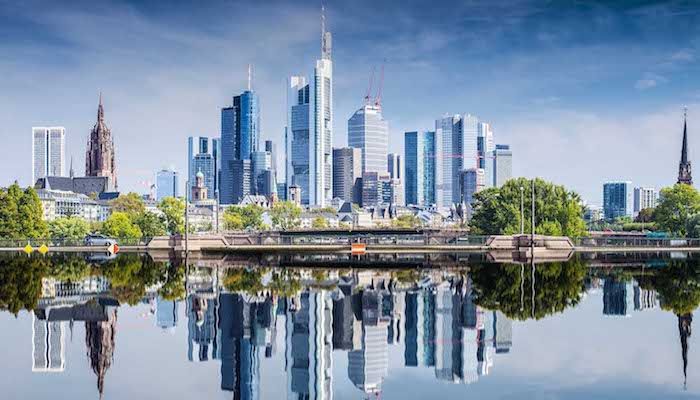beliebte reiseziele in deutschland frankfurt finanzwelt banken moderne gebäude vom wasser fotografiert schöne ausblicke