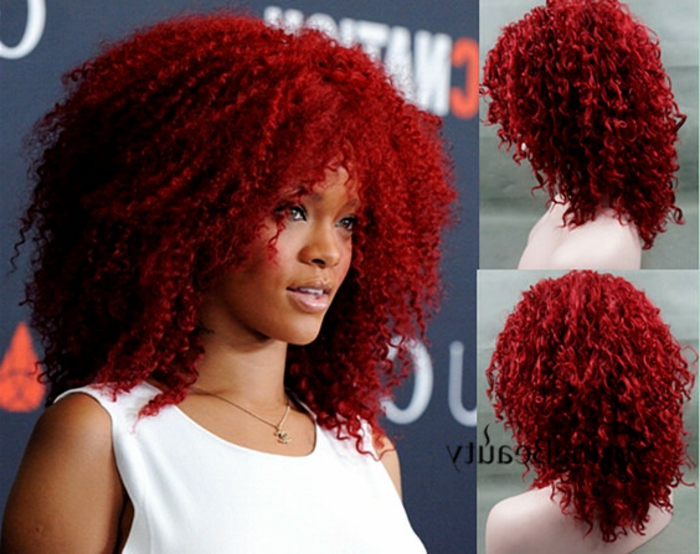 Rihanna mit sehr lockigem Haar, gefärbt in Grellrot, Rihamnna mit mittellangen strukturierten Haaren, weißer Satin-Bluse und elegantem Halsschmuck