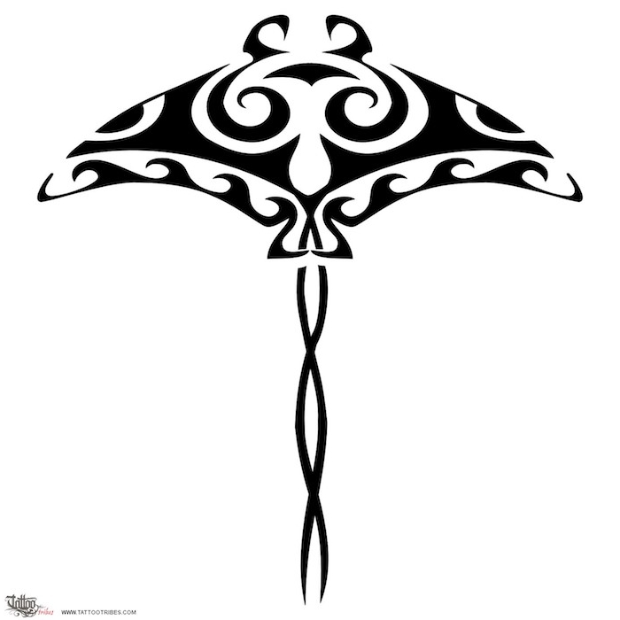 großer schwarzer rochen mit einem langen schwarzen schwanz - ein schwarzer maori tattoo