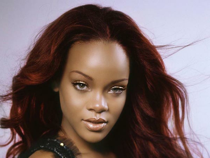Rihanna mit rötlichen freifallenden Haaren und großem Stirn, Schokoladenhaut und grünen Augen mit goldenen Lidschatten, Afroamerikanerin mit großer Nase und dicken Lippen, Rihanna mit extravagantem schwarzen Tüllkleid