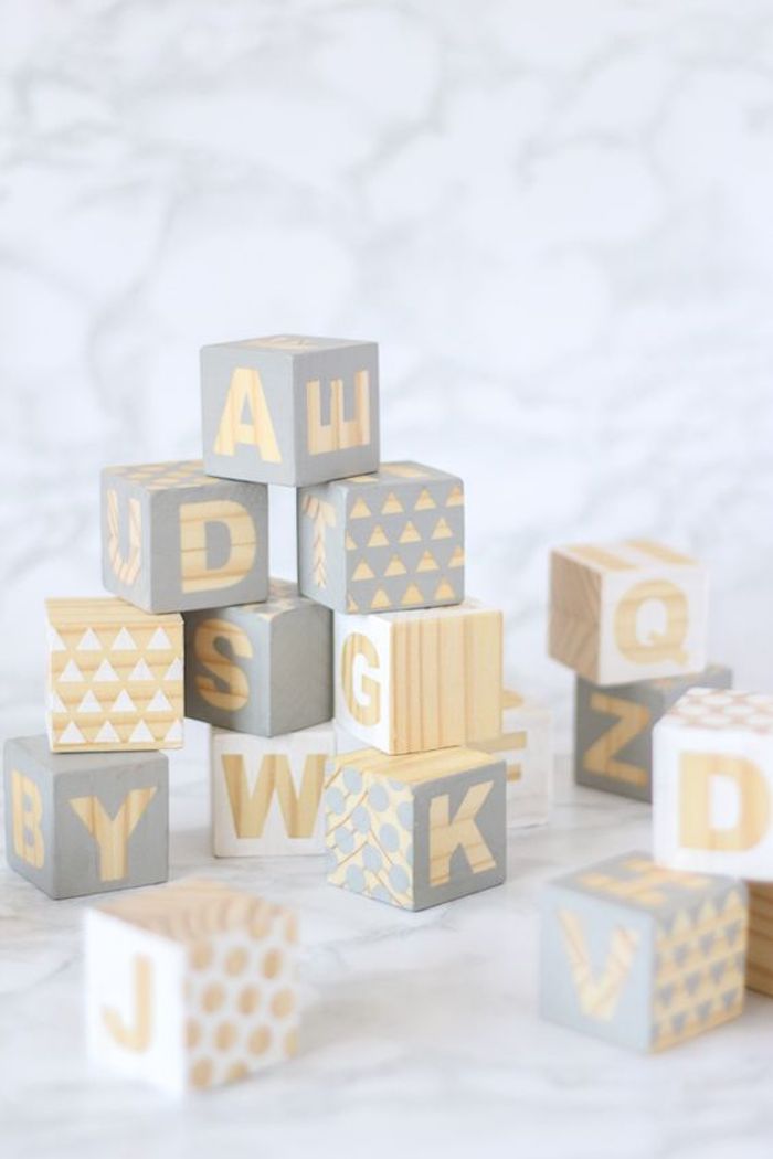 Schachtelvorlage - kleine Schachtel mit Buchstaben und geometrische Motiven