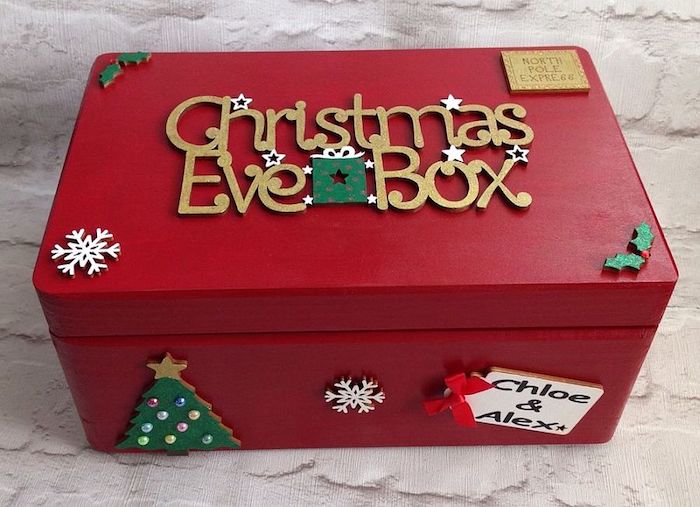 eine Schachtel in roter Farbe mit Geschenken zu Heiligen Abend - Schachtelvorlage 