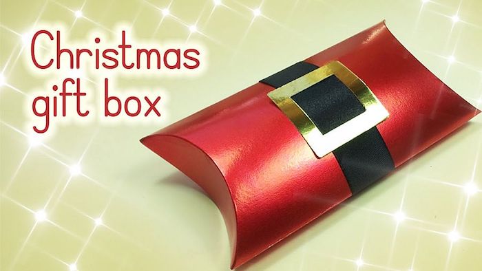 eine kleine Schachtel in roter Farbe für winzige Geschenken zu Weihnachten