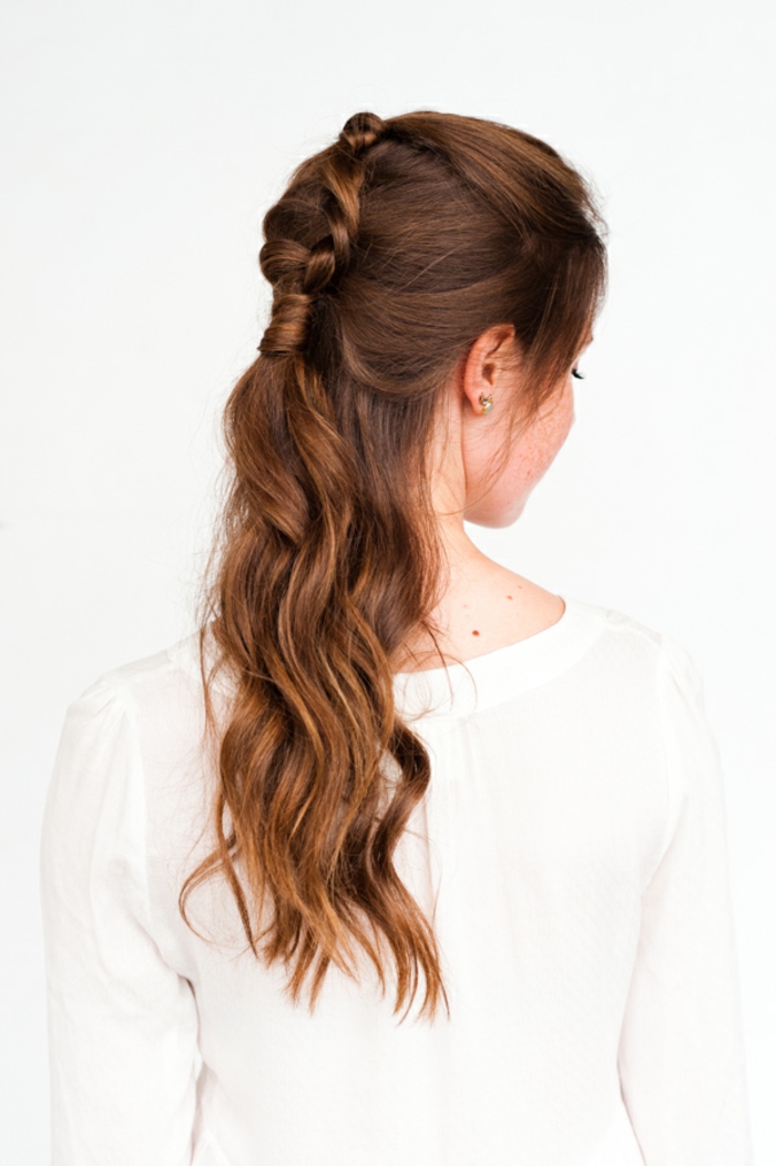 Festliche Frisur für lange und mittellange Haare, welliges Haar, Haarfarbe Kastanienbraun, weiße Bluse
