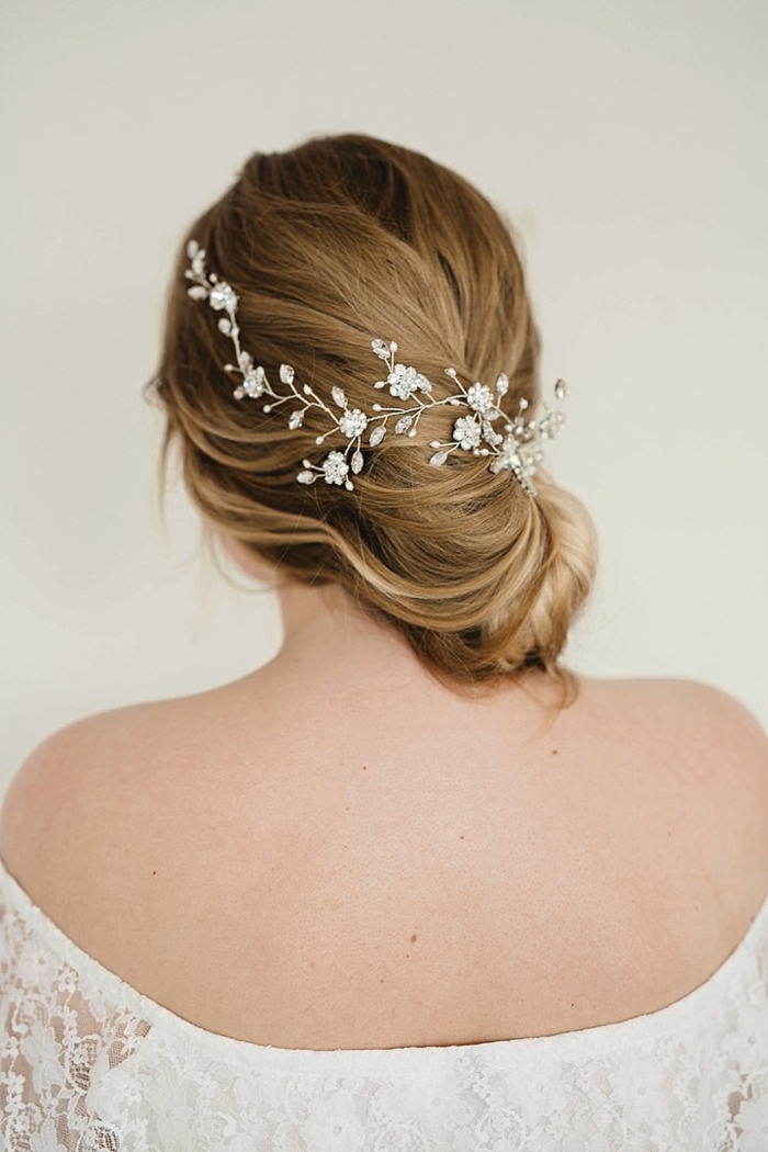 Schicke Brautfrisur, silberner Haarschmuck mit kleinen Blumen, glatte dunkelblonde Haare