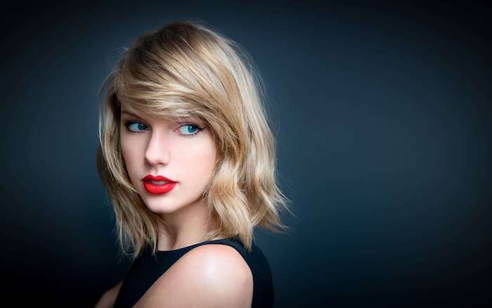 dunkelblonde Haarfarbe - Taylor Swift mit lässiger Frisur, schulterlanges Haar