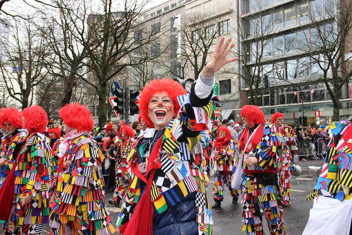 beste urlaubsziele in februar köln kölner karneval deutschland clowns au de cologne festival blumen farben festliche stimmung menschen mit kostümen