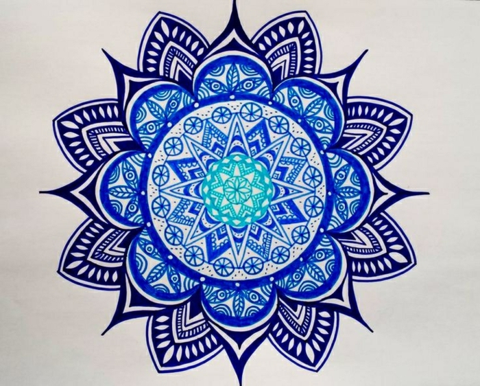 Muster für Tattoo mit Mandala in blauen und grünen Farben, Mandala mit vielen Ornamenten in Indigoblau, Kaiserblau und Türkisgrün