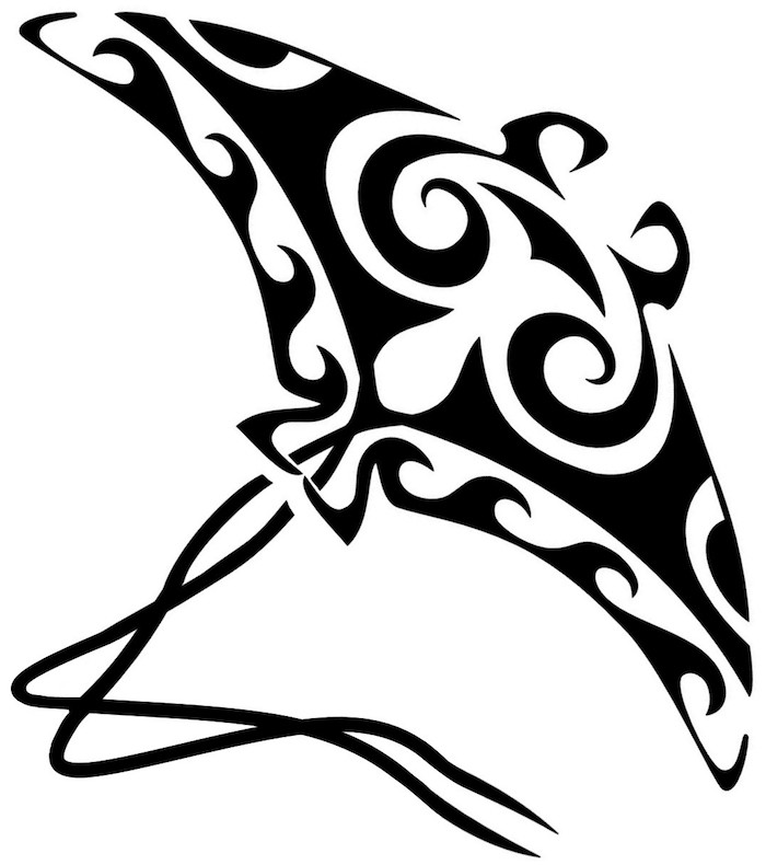 ein schwarzer großer maori tattoo mit einem schwarzen langen schwanz und mit großen weißen augen - idee für eine maorie tätowierung
