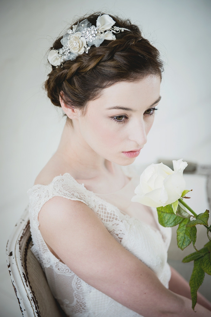 Brautfrisur zum Nachstylen, silberner Haarschmuck mit weißen Blumen, Brautkleid mit Spitzenelementen
