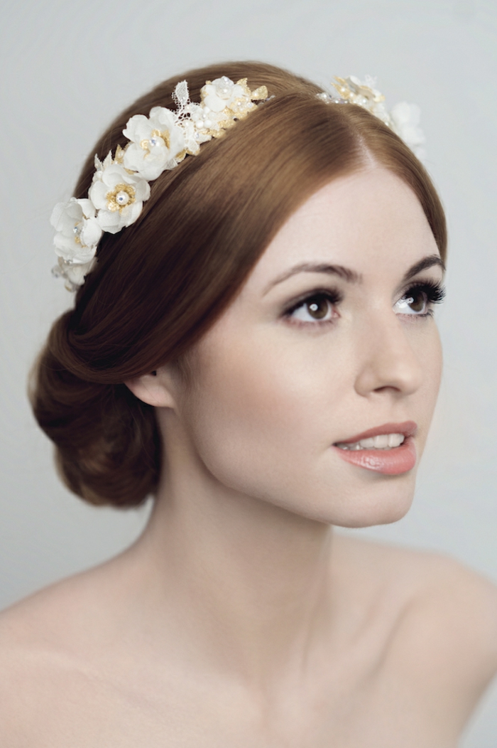 Brautfrisur für mittellanges Haar, Haarfarbe Kupfer, Diadem mit kleinen weißen Blumen, Porzellanteint und matte Lippen
