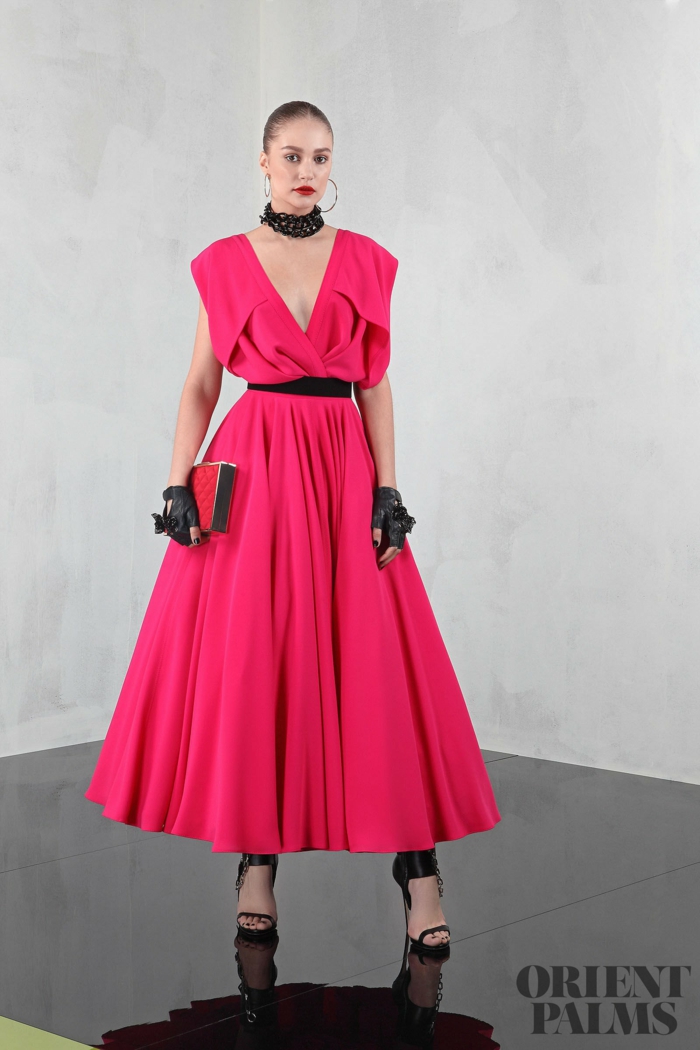 Elegantes A-Linien Kleid mit V-Ausschnitt in Pink, Schwarze Handschuhe ,Gürtel und Kette, auffälliger Look