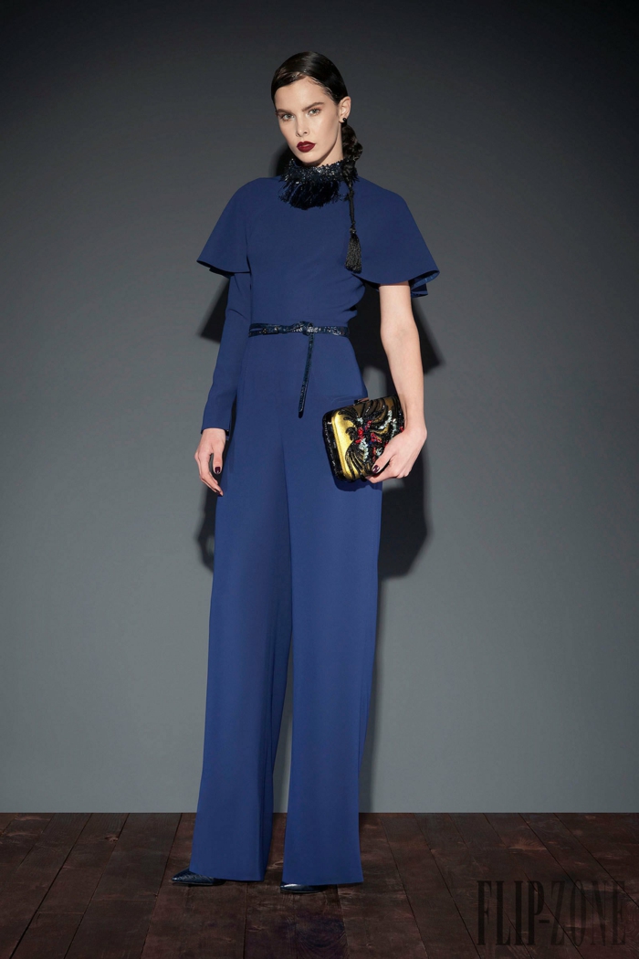Elegantes dunkelblaues Outfit mit kurzen Ärmeln, schwarzer Ledergürtel, bunte Clutch, Idee für Silvester Outfit