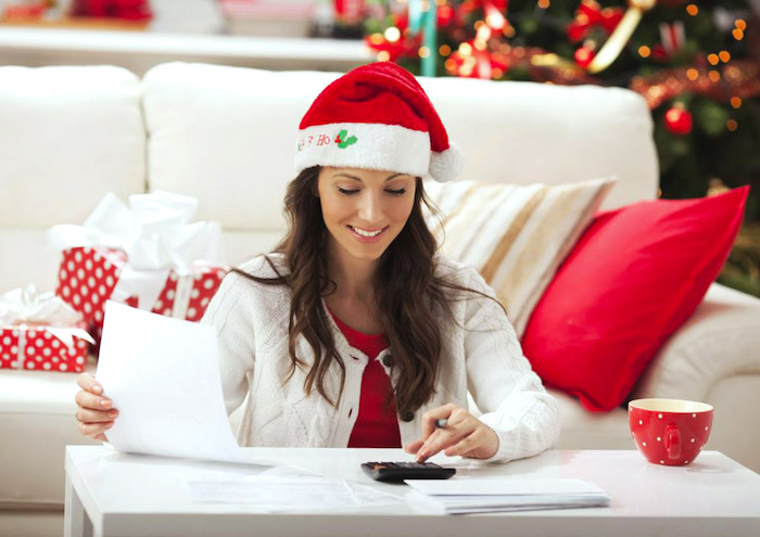 spartipps für weihnachten, budget vosichtig planen, geld sparen, weihnachtsgeschenke kaufen