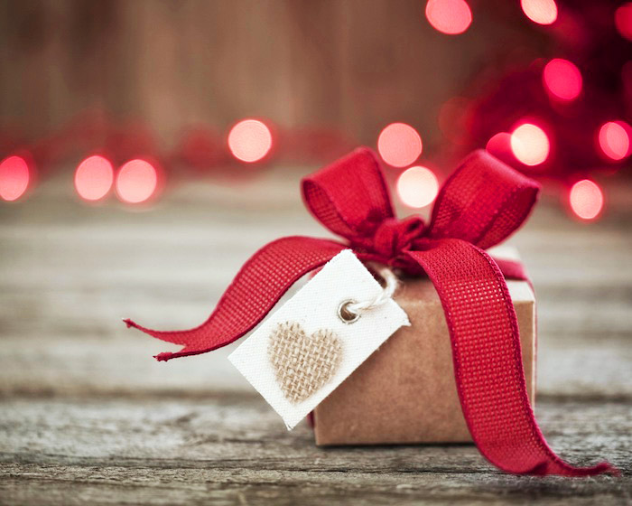 spartipps für weihnachten, weihanchtgeschenke kaufen, geld sparen, geschenk mit roter schleife