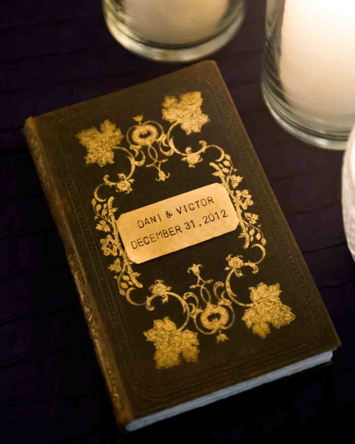 Hochzeitsgästebuch mit antikem Look, goldene Verzierungen, etwas Romantisches aufschreiben