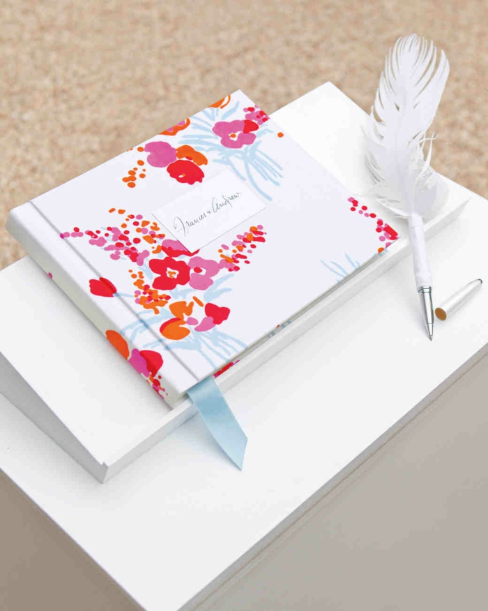 Schöne Idee für Hochzeitsgästebuch, Bucheinband mit Blumen verziert, weiße Feder