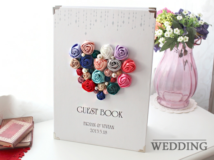 Gästebuch mit wunderschöner Applikation, Herz aus kleinen bunten Rosen, etwas aufschreiben oder zeichnen