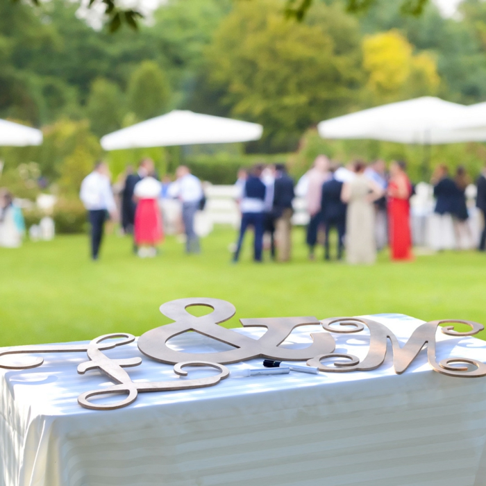 Riesige Buchstaben statt klassischen Gästebuches, mit Permanent-Marker einen Glückwunsch oder Hochzeitsspruch aufschreiben