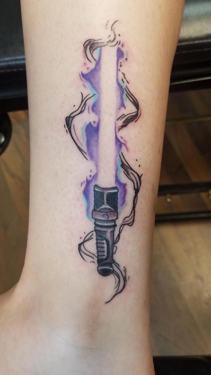 idee für tattoo für frauen - ein star wars tattoo mit einem kleinen violetten lichtschwert