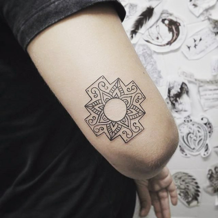 winziger Tattoo mit Mandala mit viereckiger Form und einfachem purem Design über dem Ellenbogen, viele Tattoomuster von Meerestieren wie Schildkröten und Haie