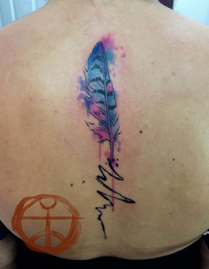 tattoo feder bedeutung, frau mit wasserfarben tattoo am rücken