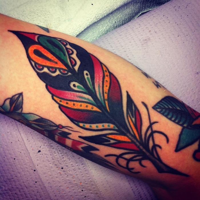 feder tattoos, farbige tätowierung mit feder-motiv, bein tattoo