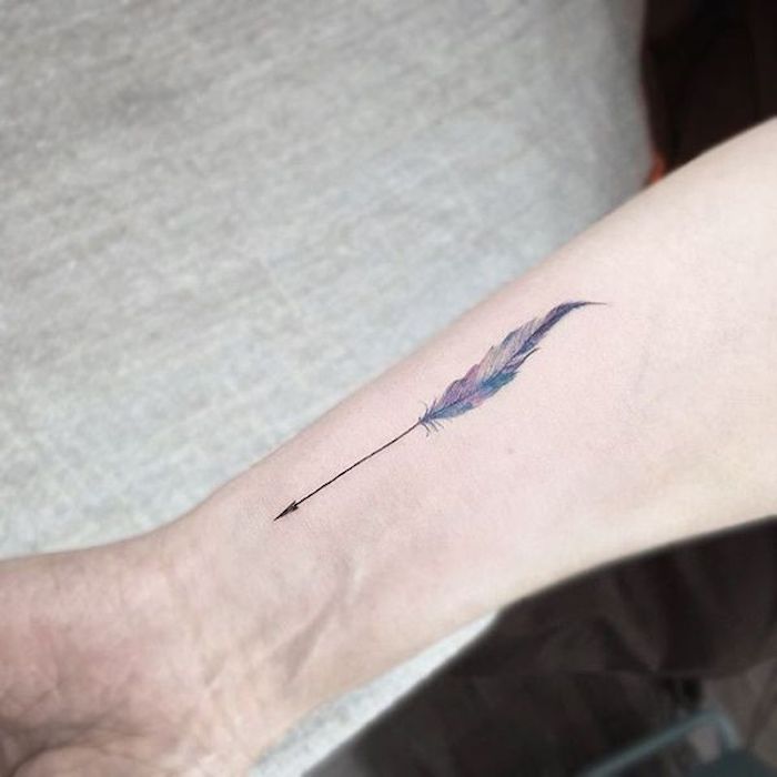 tattoo feder bedeutung, kleine tattoo-motive, feder in kombination mit pfeil