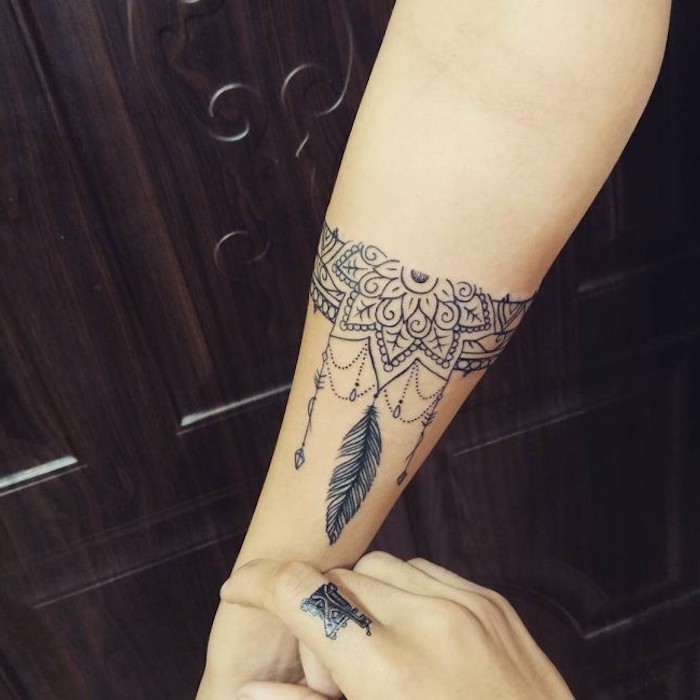 federn tattoo, mandala tattoo am arm, finger tattoo