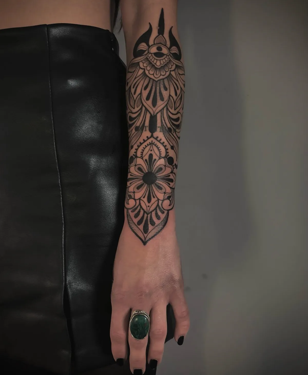 tattoo mandala am unterarm ärmel tätowierung frau