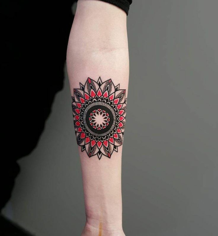 Mandala auf der inneren Seite am Unterarm, Mandala in Schwarz und Rot, langes schwarzes Kleid mit kurzen Ärmeln
