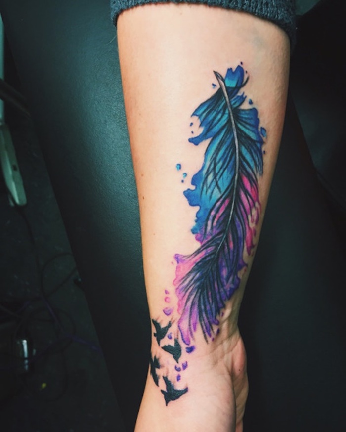 tattoo vogel, große feder in kombination mit fliegenen vögeln