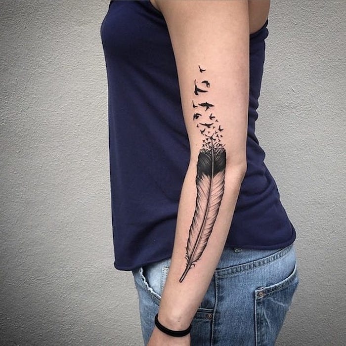 tattoo vogel, frau mit schwarz-grauer tätowierung, fliegene vögel
