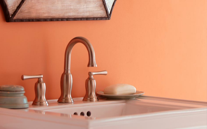 Badezimmer in Apricot, weißer Waschbecken, frische Wandfarbe, Einrichtungsideen für jeden Geschmack