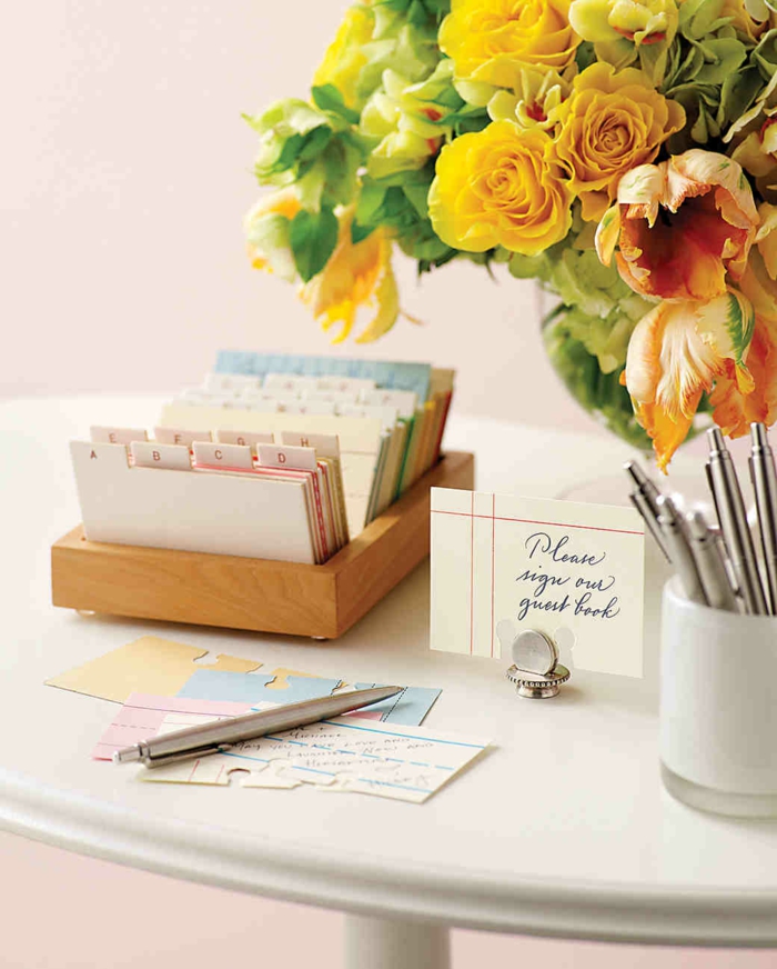 Kreative und praktische Idee für Hochzeitsgästebuch, alphabetisch geordnet, gelber Blumenstrauss