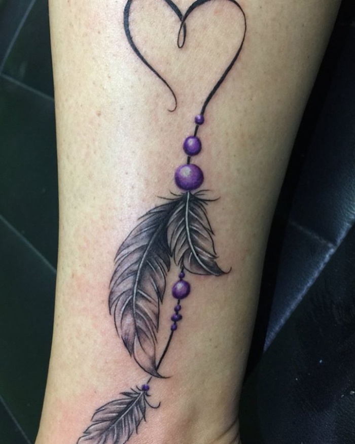 traumfänger tattoo am bein, traumfänger in form von herzen mit lila perlen