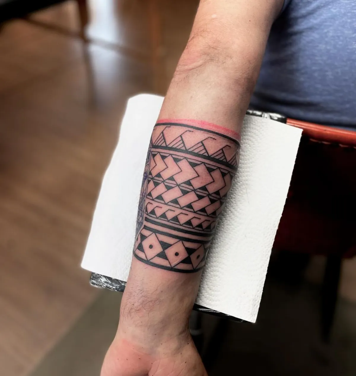unterarm tattoo polynesische motive maori