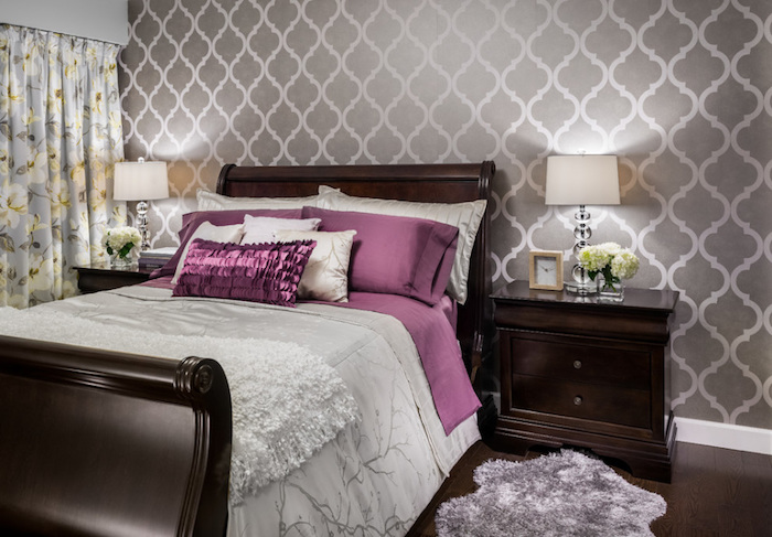 jugendzimmer weiß grau lila rosa glänzende ideen designs teppich blumen stehlampe ideen