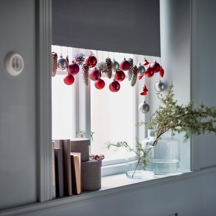 fensterdeko weihnachten basteln weißes interieur mit roten dekorationen weihnachtsbälle kugeln