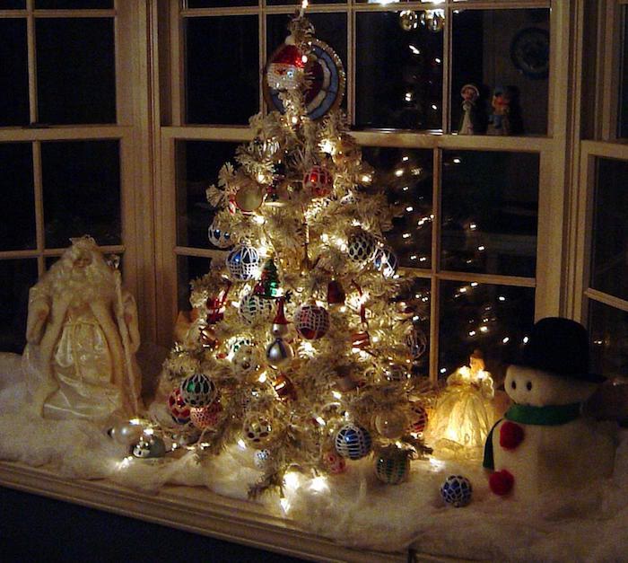 fenster beleuchtung deko ideen weihnachtsbaum dekoriert mit lichter und weihnachtskugeln schneemann