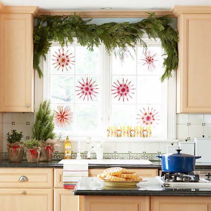 fensterschmuck weihnachten deko idee für die küche fenster in der küche rote schneeflocken blumentopf ideen