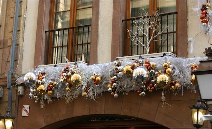 weihnachtliche fensterdeko in der stadt deko unter den fenstern weihnachten außenseite des fensters