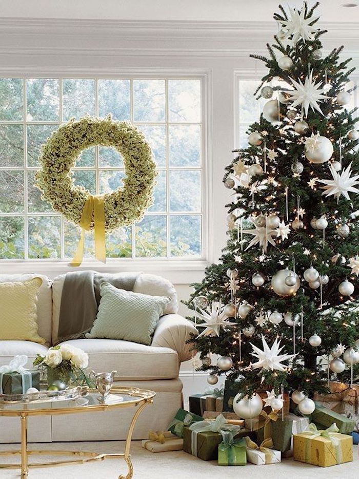 fensterdeko basteln kranz weihnachtsbaum verziert mit weißen kugeln sterne lichter u.a