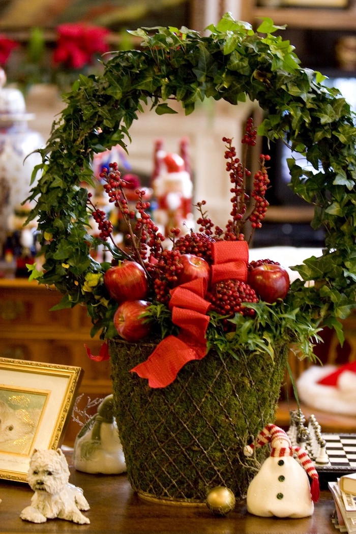 Weihnachtskorb mit Apfel und viel Grün, Adventsgestecke Ideen zum Nachmachen