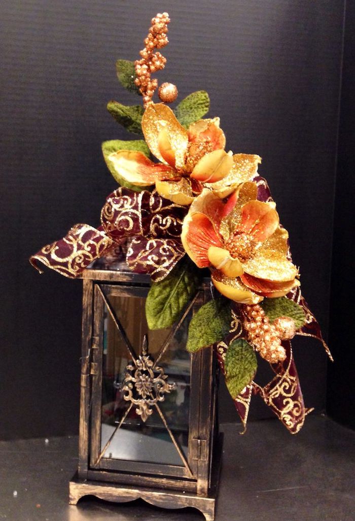 eine Laterne mit vintage Deko und goldene Blumen - Gestecke selber machen
