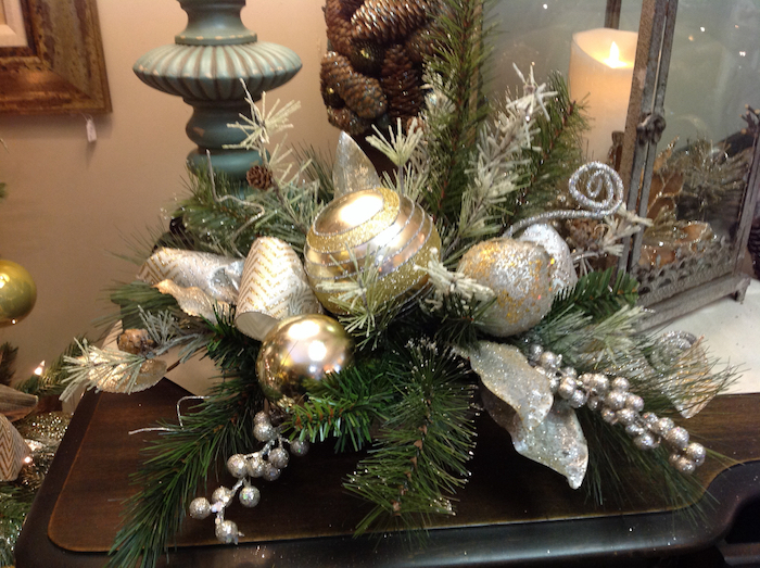 Adventsgestecke aus Naturmaterialien - Zweige und silberne Verzierungen, silberne Weihnachtskugeln