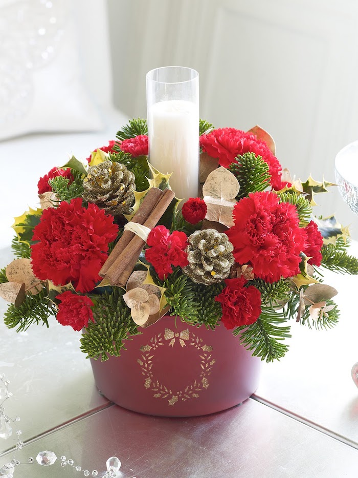 Gestecke selber machen - eine Vase mit einem Weihnachtskranz und weiße Kerze in der Mitte